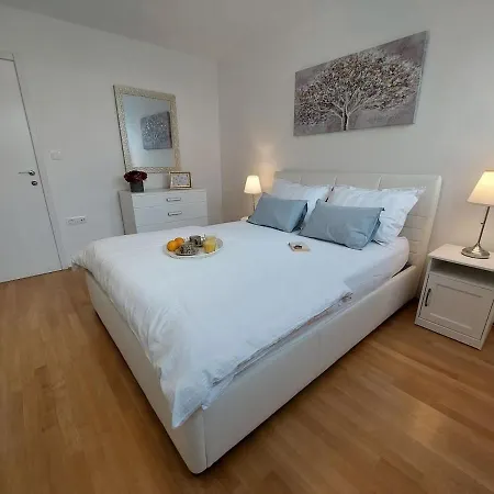 Tony Close To Everything Split