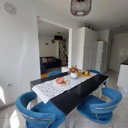 Tony Close To Everything * Split