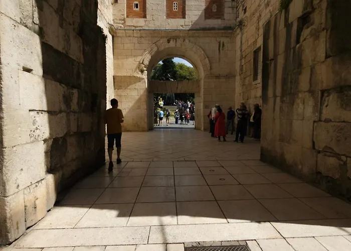 Tony Close To Everything 斯普利特