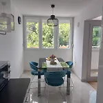 Tony Close To Everything Apartman