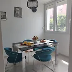 Tony Close To Everything Apartman