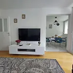 Tony Close To Everything Apartman *