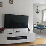 Tony Close To Everything Apartman